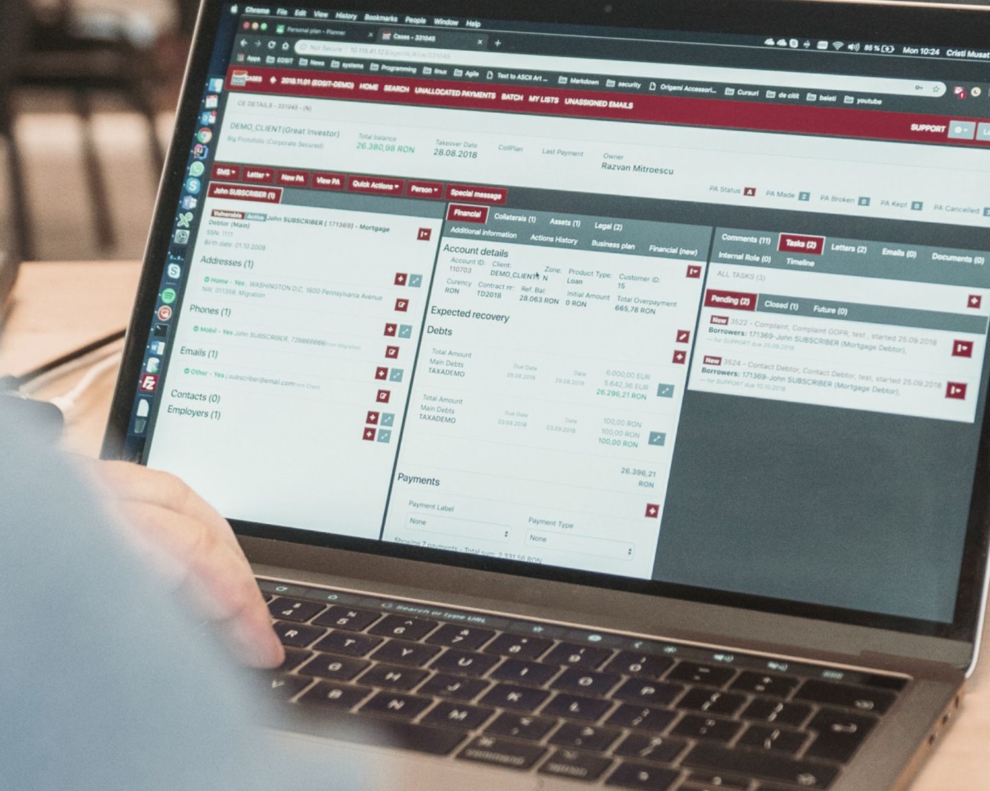 Fotografija prikazuje otvoreni laptop sa Kollecto+ stranicom na ekranu. Tekst ispod glasi: “Do kraja 2023., osam od 24 EOS kompanija će koristiti Kollecto+, a ubrzo nakon toga slijede uvođenja sofvera i u druge kompanije.”