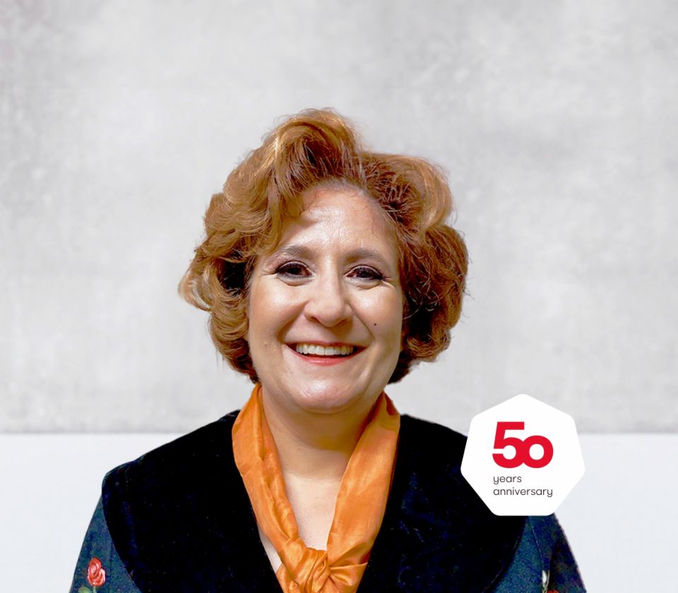 Portret Patrizie Christen, stručnjaka za naplatu duga, EOS Švicarska ispred svijetle pozadine