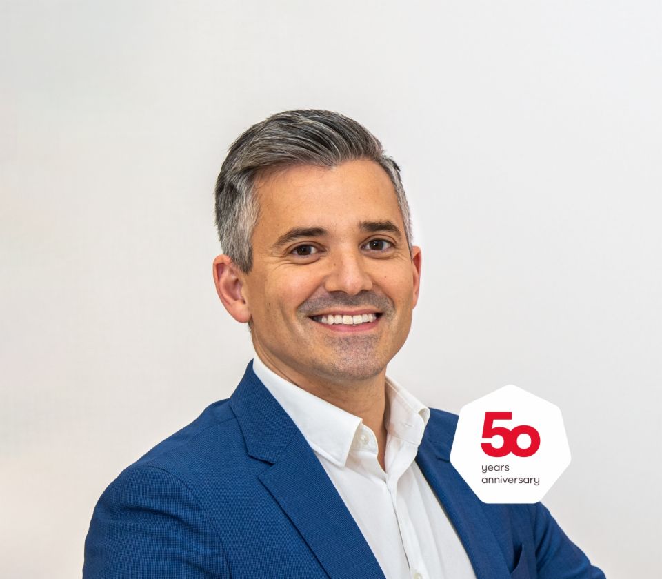 Portret Carlosa Lorenza, generalnog direktora, EOS Španija ispred svijetle pozadine 