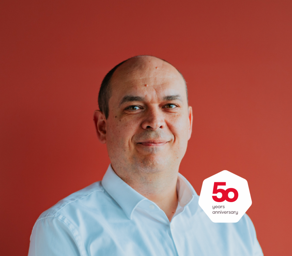 Portret Cristiana Musata, generalnog direktora EOS Technology Solutions ispred crvene pozadine