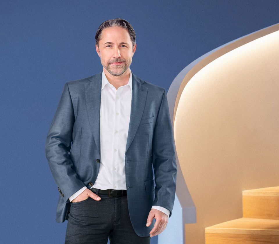 Marwin Ramcke, generalni direktor EOS Grupe, stoji ispred plave pozadine, odjeven u tamni sako. Gleda direktno u kameru.
