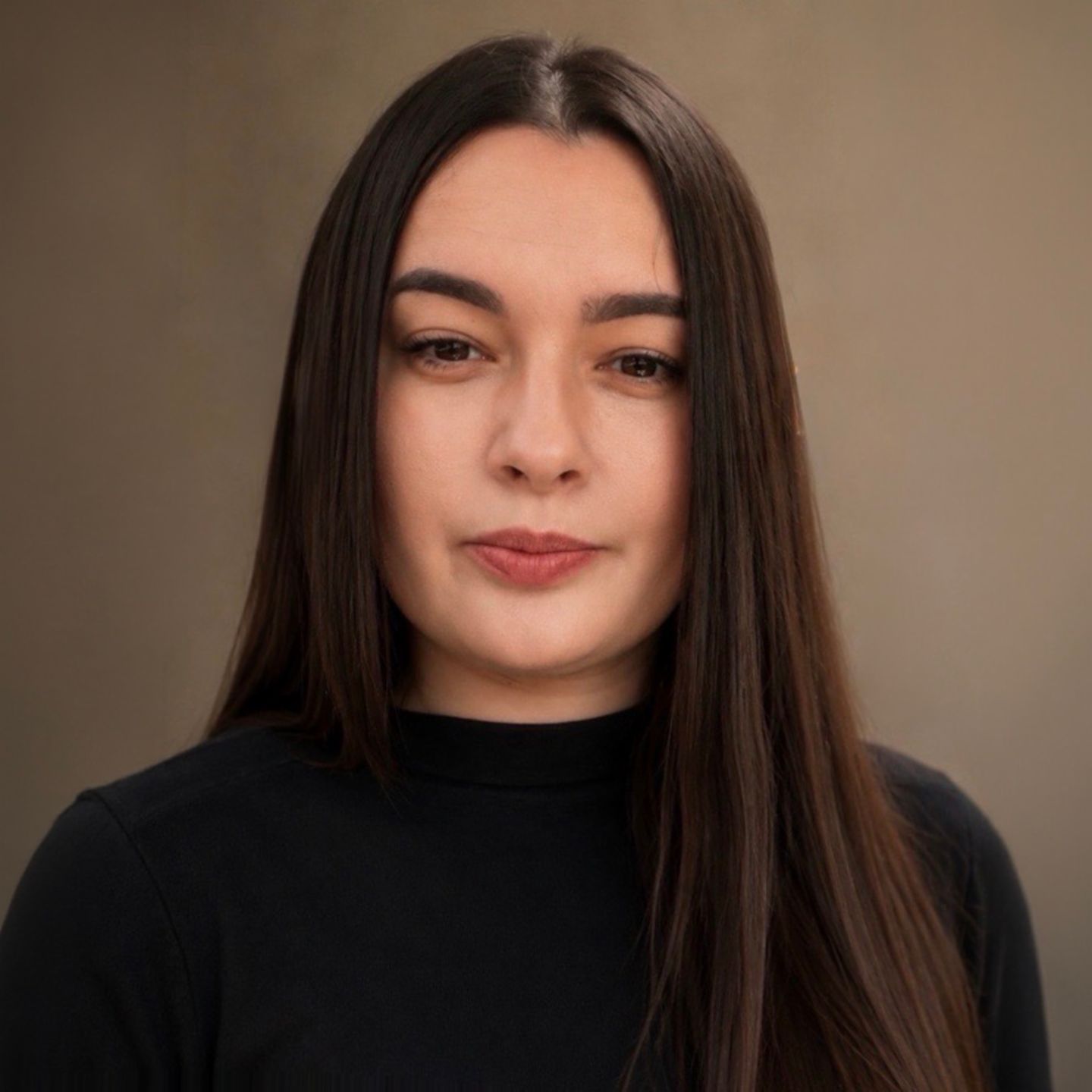 Daniela Moaca, Senior Manager IT u EOS Romania, portretna fotografija u tamnom rolka džemperu.