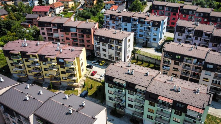 NPL-ovi osigurani nekretninama: zračni pogled na živahan stambeni kompleks s višebojnim stambenim zgradama okruženim zelenim površinama u Bosni i Hercegovini