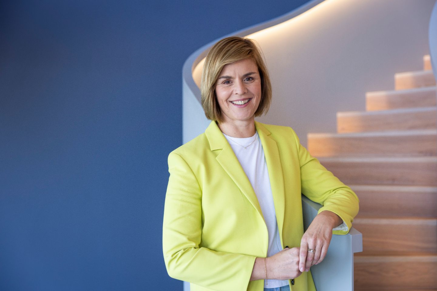 Slika prikazuje dr. Evu Griewel, CFO EOS Grupe, ispred plave pozadine.<br/>Asset Description: Portret dr. Eve Griewel, CFO EOS Grupe