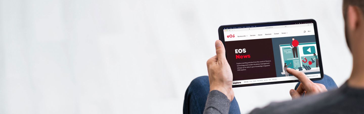  Osoba drži tablet na kojem je otvorena web stranica EOS Newsroom, koja pruža informacije o najnovijim vijestima, online člancima i saopštenjima za javnost.
