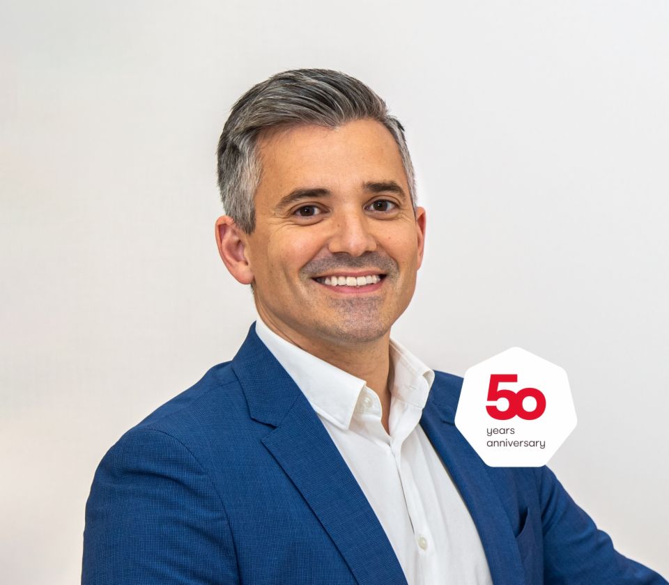 Portret Carlosa Lorenza, generalnog direktora, EOS Španija ispred svijetle pozadine 