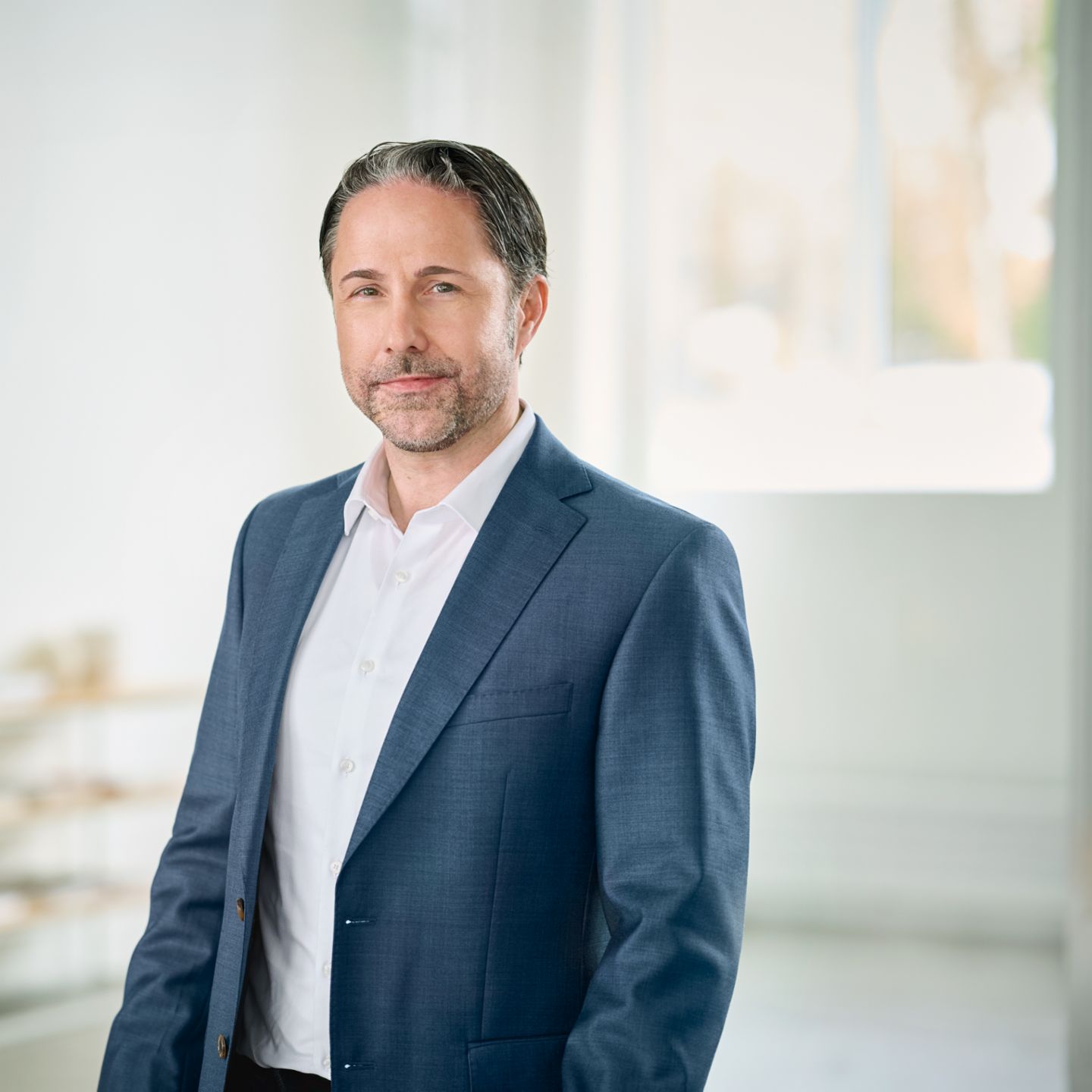 Portret Marwina Ramckea, predsjednika upravnog odbora EOS grupe u svijetloj sobi u tamnom sakou 