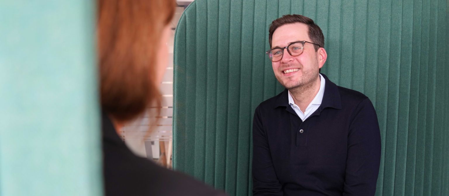 Otkup duga: muškarac u kancelariji