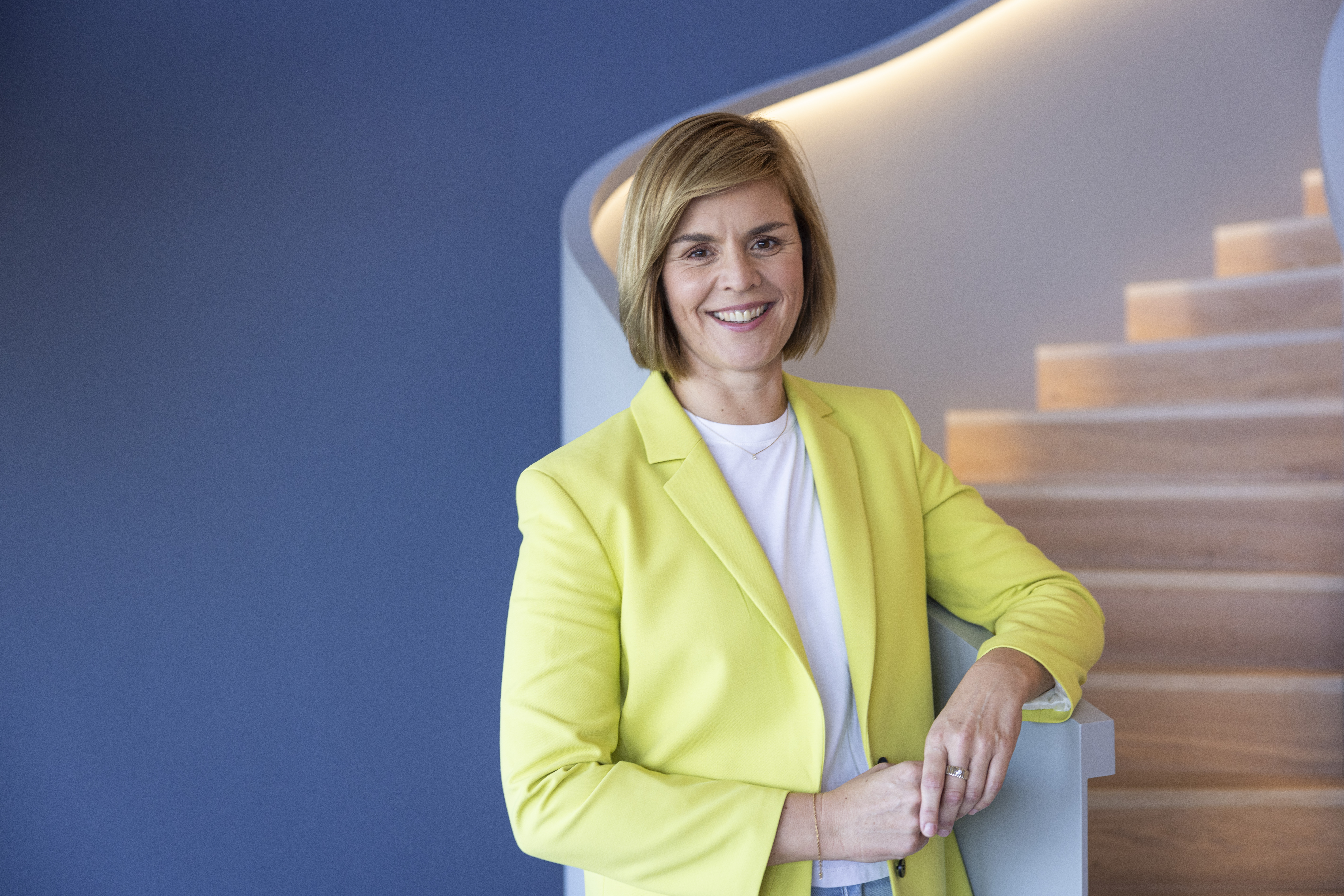 Slika prikazuje dr. Evu Griewel, CFO EOS Grupe, ispred plave pozadine.<br/>Asset Description: Portret dr. Eve Griewel, CFO EOS Grupe