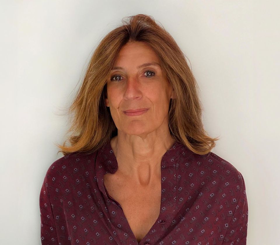Nathalie Lameyre, generalni direktor EOS Francuska Portret Nathalie Lameyre, stoji u svijetloj sobi