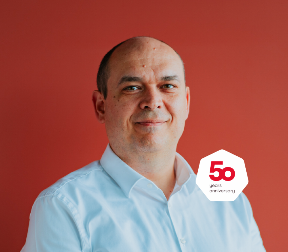 Portret Cristiana Musata, generalnog direktora EOS Technology Solutions ispred crvene pozadine