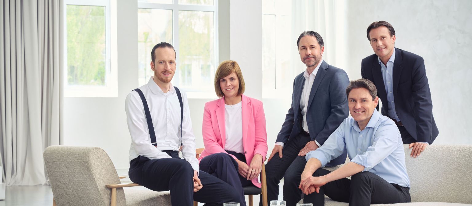 Upravni odbor EOS grupe (s lijeva na desno: Sebastian Pollmer, dr. Eva Griewel, Marwin Ramcke, dr. Stephan Ohlmeyer, Carsten Tidow), u svijetloj prostoriji gleda pravo u kameru