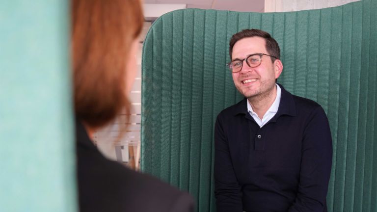 Otkup duga: muškarac u kancelariji